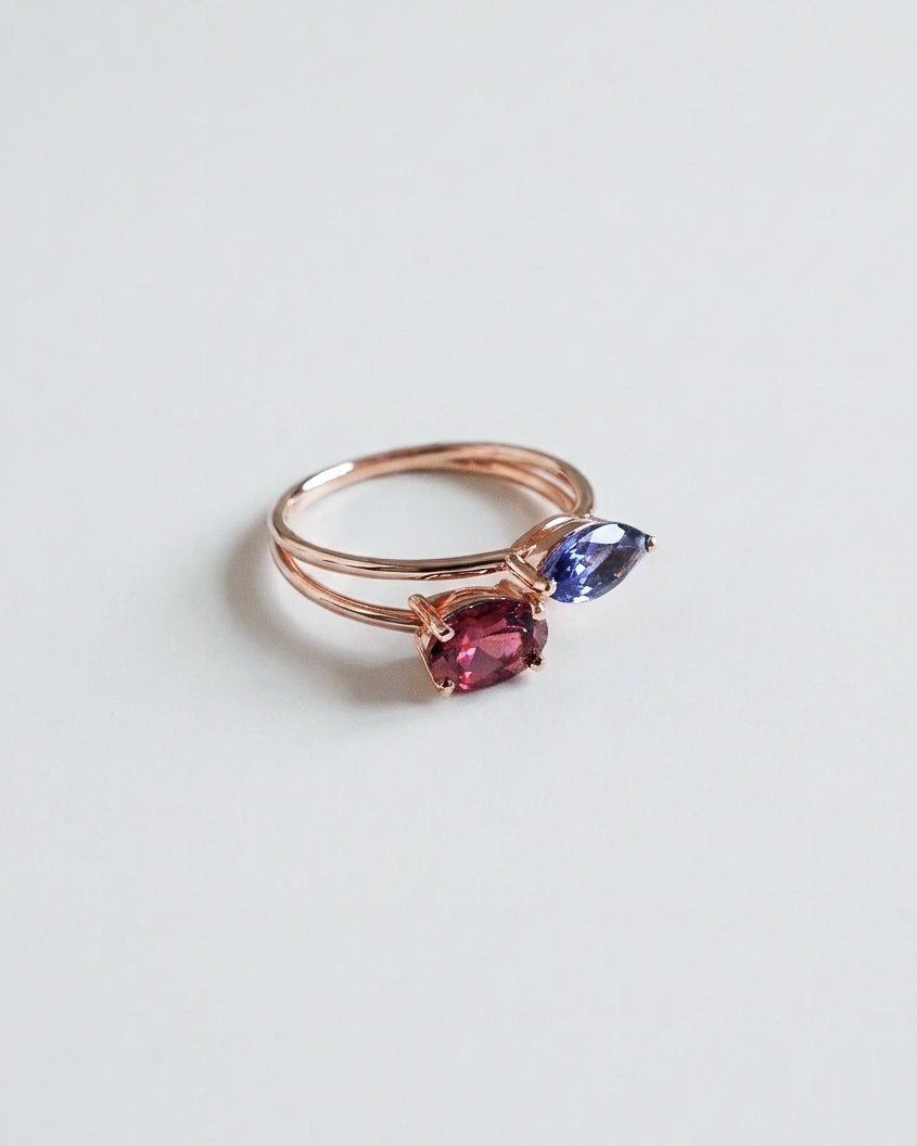Bague Toi et Moi N°1 Rone Paris, tourmaline rose et cordiérite sur deux anneaux d'or rose 18 carats, vue de biais