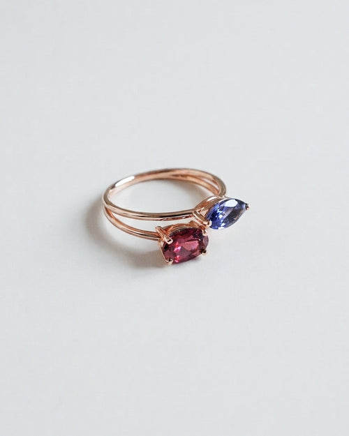 Bague Toi et Moi N°1 Rone Paris, tourmaline rose et cordiérite sur deux anneaux d'or rose 18 carats, vue de biais
