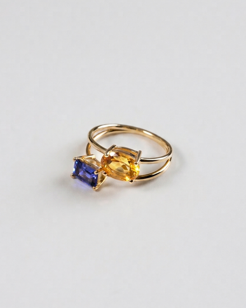 Bague Toi et Moi N°4 en or jaune 18 carats sertie d'une citrine et d'une cordiérite, sur fond blanc