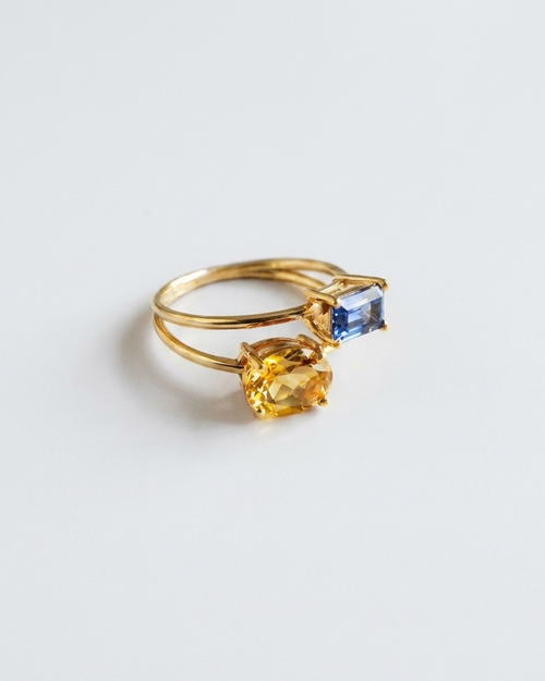 Bague Toi et Moi N°4 Rone Paris, citrine et cordiérite sur deux anneaux d'or jaune 18 carats, vue de biais