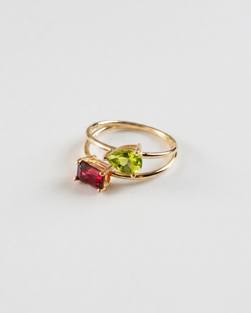 Bague Toi et Moi N°2 en or jaune 18 carats sertie d'un péridot et d'un grenat rhodolite, sur fond blanc