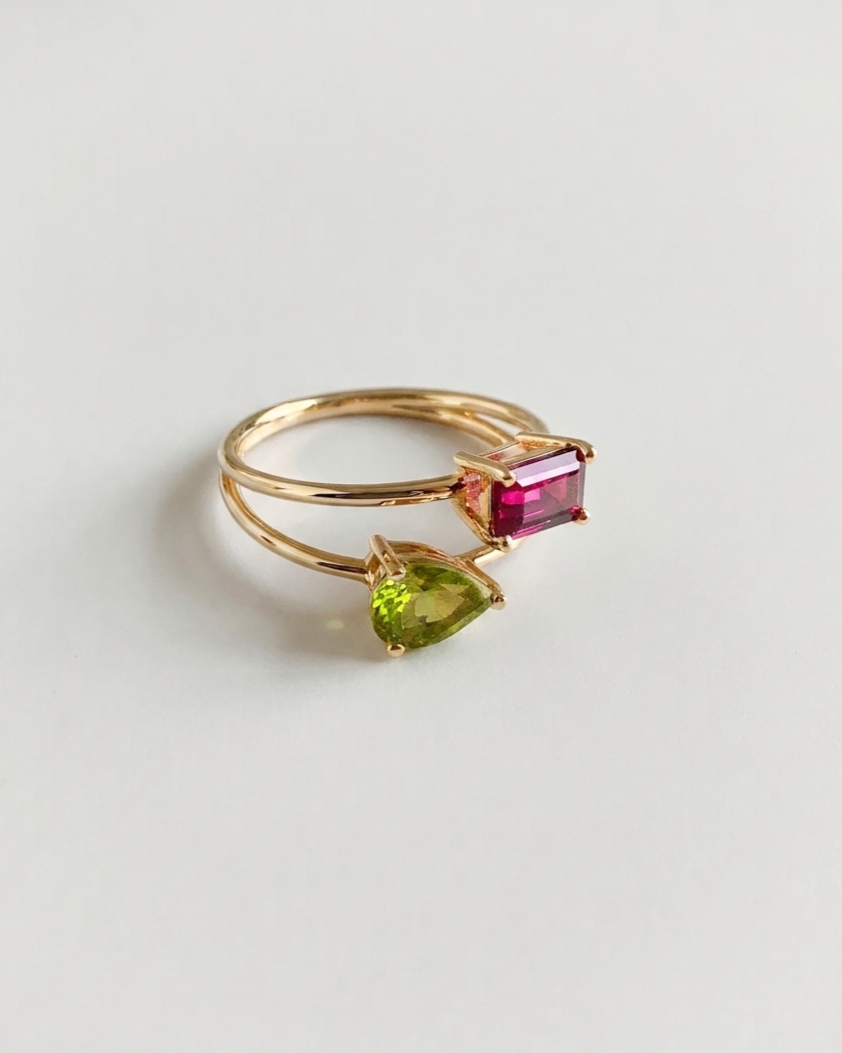 Bague Toi et Moi N°2 Rone Paris, péridot et grenat sur deux anneaux d'or jaune 18 carats, vue de biais