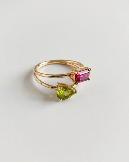Bague Toi et Moi N°2 Rone Paris, péridot et grenat sur deux anneaux d'or jaune 18 carats, vue de biais
